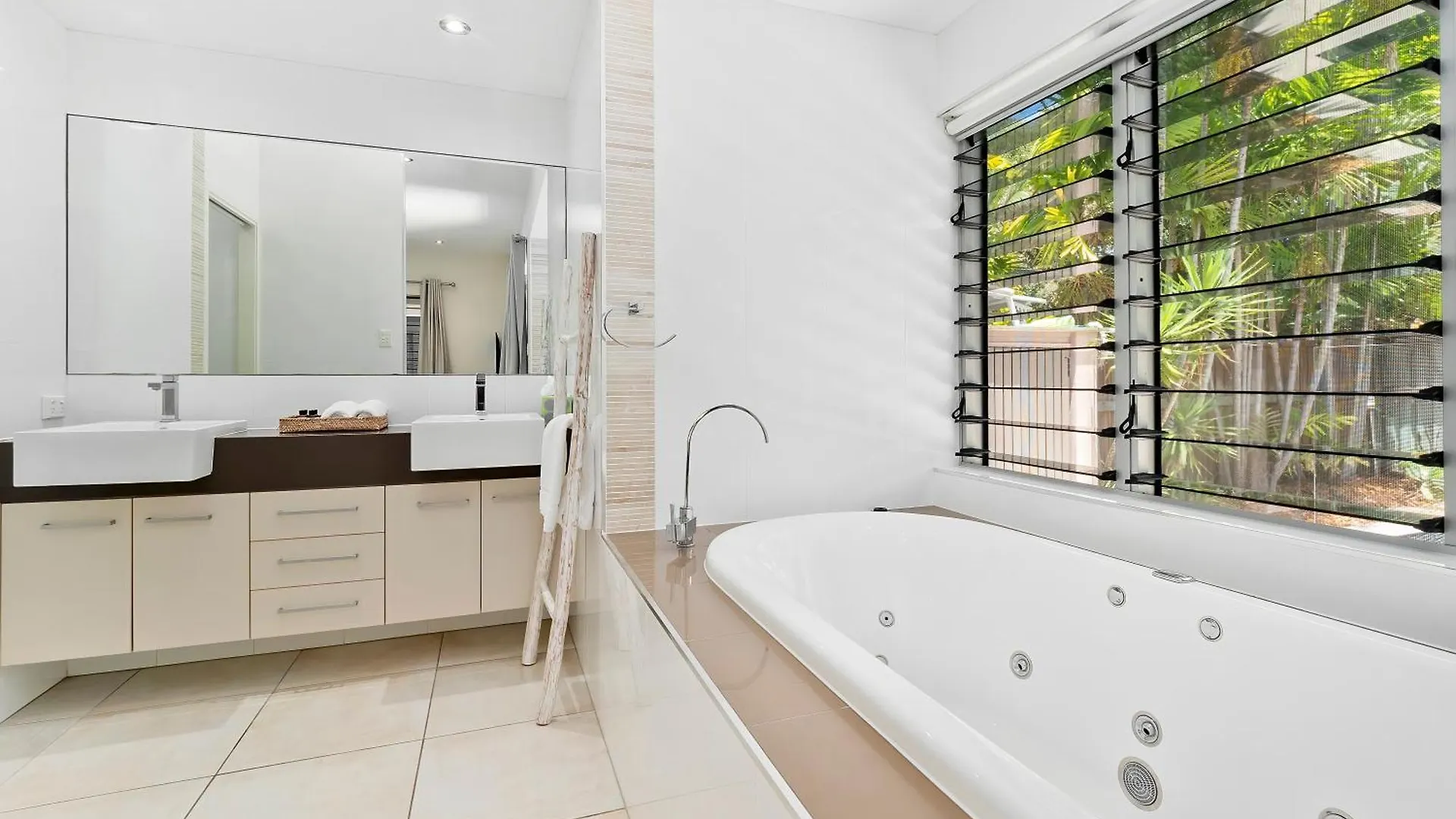 Aurelia 3 Bedroom Holiday Home Palm Cove Australia